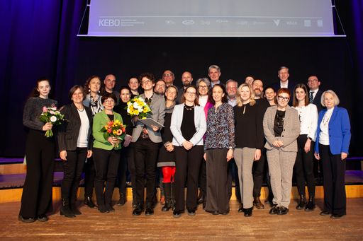 Die Gewinner:innen mit den Vertreter:innen der KEB?-Verb?nde, Gastgeberin Silvia Lahner und Preisrednerin Anneliese Rohrer